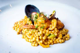 La fregola è una pasta molto particolare prodotta in sardegna che si presta benissimo ai condimenti a base di pesce e per prepararla mi sono ispirata alla ricetta del risotto ai frutti di mare, che spero di postarvi quanto prima. Fregola Ai Frutti Di Mare La Ricetta Estiva Sarda Di Palau