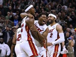 NBA 마이애미, 시즌 1위 밀워키 잡고 PO 2R 진출…뉴욕과 격돌 | 연합뉴스