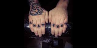 Tatouage Doigt Faut Il L Oser Tattoome Le Meilleur Du Tatouage