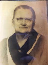 Elizabeth Lasley's Instagram, Twitter & Facebook