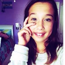 Kelly Crossen's Instagram, Twitter & Facebook