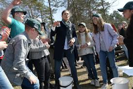 Hon är dotter till kung carl xvi gustaf och drottning silvia samt äldre syster till prins carl philip och prinsessan madeleine. Victoria Gick I Hertigdomet Adriatiska Havet