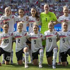 Aktuelle fußballerin des jahres 2020 ist als erste nichtdeutsche pernille harder. Dfb Frauen Mussen Sich Nach Geschmackloser Werbekampagne Entschuldigen Stern De