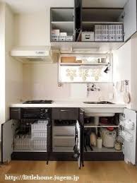 狭いキッチンを快適に すっきり収納アイディア実例集 naver まとめ home kitchen shelves little houses