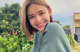 Pajang pose 'menggoda di atas ranjang', umbar belahan atas bawah. Gara Gara Berita Pindah Keyakinan Netizen Kepo Agama Amanda Manopo Matamata Com