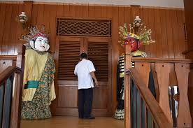 Keanekaragaman rumah adat disebabkan karena adat budaya setiap daerah di indonesia. Melestarikan Ornamen Betawi Di Rumah Anda
