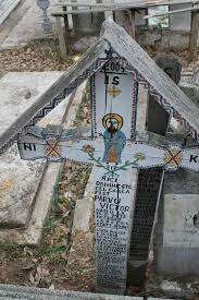 Ce se scrie pe cruce. Cimitirul Vesel De La Curteana Gorj Obiectiv Unic Ce E Omul Pe PÄƒmant E FrunzÄƒ DusÄƒ De Vant