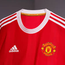 Der kragen hat einen traditionellen stoff, ebenfalls inspiriert durch das trikot von 1963. Man Utd Release 2021 22 Kit With Adidas As New Sponsor Features Mirror Online