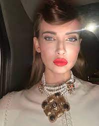 Iulia albu doing the hand thing ™ is my constant mood tbh. AratÄƒ Chiar Normal Acum Iulia Albu Schimbare RadicalÄƒ De Look