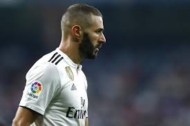 Reste à connaître la gravité de sa blessure, alors que se profile le premier match du championnat d'europe contre l'allemagne, dans une semaine à munich. Foot Espagne Real Liga Karim Benzema Real Madrid Sort Sur Blessure Contre Le Betis Seville France Football