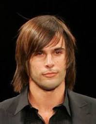 Si ritagliano poi un posto importante i tagli di capelli uomo lunghi sfumati e scalati. Taglio Capelli Lunghi Uomo