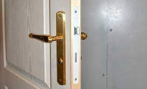 Installer Une Serrure A Encastrer Dans Une Porte Serrure A Encastrer Serrure Serrure Porte