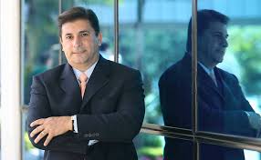 O jornalista carlos nascimento, apresentador oficial do sbt brasil, principal telejornal da emissora de silvio santos, pode estar com os dias contatos e poderá não renovar o seu contrato com o canal. F5 Televisao Carlos Nascimento E Afastado De Suas Funcoes No Sbt 16 04 2020