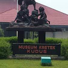 Mengusung konsep sport tourism, acara lari ini juga dibarengi dengan acara bazaar kuliner khas kudus dan beberapa kegiatan budaya, seperti parade busana daerah dari 34 propinsi, dan tari kretek. Museum Kretek Jalan Getas Pejaten