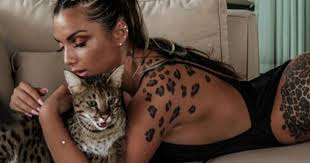 Il suo lato b è leopardato. Elettra Lamborghini Annuncia Mi Devo Operare Il Tempo