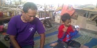 Pengertian pasar adalah tempat bertemunya pembeli dan penjual guna melakukan transaksi jual beli. Malu Tidur Di Pasar Penjual Ginjal Ini Mimpi Punya Rusunawa Merdeka Com