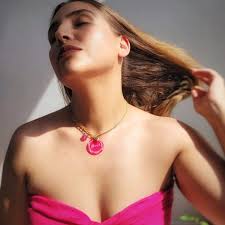 La seguridad de un pequeño lo brinda el abrazo cálido de una mujer  fortalecida, llamada MAMÁ. #Porque somos Fortaleza 💪💖👑 Ponte la medalla!  #regalosparamamá #regalosunicos #accesoriospersonalizados