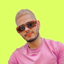 Selena Gomez updated her profile picture.