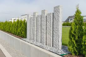 Immer wieder einmal kommt der gedanke auf, anstatt einem gartenzaun eine mauer an der grundstücksgrenze zu bauen. Sichtschutz Im Garten 10 Ideen Mit Holz Kunststoff Mauer Pflanzen