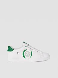 Low Top Sneakers With Contrasting Logo