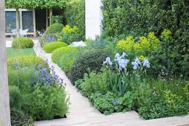 Designers From Around The World Bring Their A Game To London S Annual Chelsea Flower Show But Even Ordinary Ga Chelsea Flower Show Patio Landscaping Hardscape