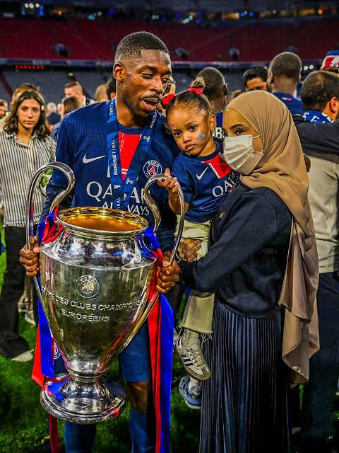  Ousmane Dembele celebrating the Champions League title with his family.  ✨
