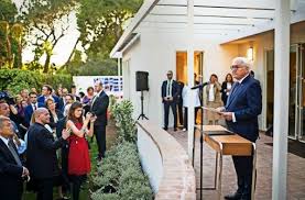 Er wird in seiner politischen laufbahn oft als unauffälliger, aber effizienter manager im hintergrund der politik beschrieben. Bundesprasident Eroffnet Begegnungszentrum In Los Angeles Thomas Mann Und Eine Neue Art Der Transatlantikbrucke Politik Stuttgarter Nachrichten