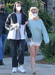 Britney spears news daily mail. Britney Spears Spotted Out For The First Time In Months Amid Ongoing Conservatorship Battle Daily Mail Online