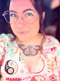 What are the treatment options for a blind silky chicken?