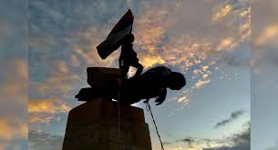 La alcaldía de cali hace presencia en el lugar y atenderá la situación, a través de la secretaría de infraestructura que se encargará de levantar nuevamente la estatua. Wlhf6xb8k13fcm