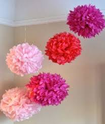 papieren pompons kun je natuurlijk gewoon kopen in de winkel maar zelf maken is veel leuker maak ze decoratie doe het zelf feesttent decoratie diy versiering