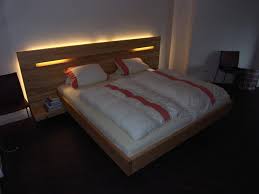 Bett mit indirekter beleuchtung schlafzimmer beleuchtung luxusschlafzimmer schlafzimmer design. Bett Massivholz Mit Indirekter Beleuchtung Und Leseleuchten Andreas Bruderle Architekt