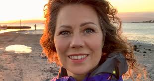 Lars monsen gjør opp ild med bare hendene. Kona Overrasker Lars Monsen Pa Tv Men Folg Med Pa Hva Hun Drar Opp Av Sekken