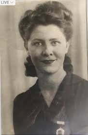 Our first attempt at rat painting. I wanted something in memory of my old  girl when she passes. ❤️🎨 I think it turned out pretty nice!