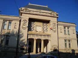 Muzeu muzeul prezinta, cronologic, istoria judetului dambovita, incepand din paleolitic pana la 1918. Targoviste Muzeul De Arta Mapio Net