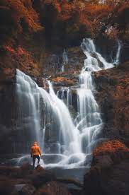 Η ιρλανδία είναι η χώρα των εντυπωσιακών κάστρων, των τριφυλλιών και των μικρών πράσινων leprechauns που κρύβουν το τσουκάλι με το χρυσάφι τους στις άκρες του ουράνιου τόξου. Ta Topia Ths Irlandias Poy Ka8hlwnoyn