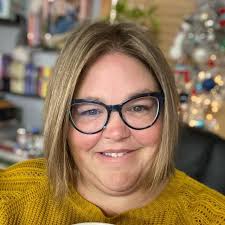 I'm just a reader, standing in front of the publishing industry, asking  them to bring back mass market paperback books😭