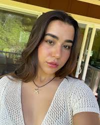 Melanie Bullard's Instagram, Twitter & Facebook