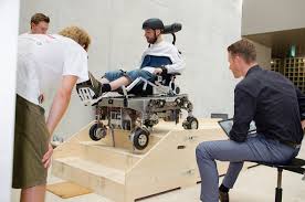 Die treppensteiger von alber ermöglichen das besonders sichere bewältigen von treppen, ob mit oder ohne rollstuhl. Scitec Media Unser Rollstuhl Pilot Schreckt Vor Keinem Hindernis Zuruck