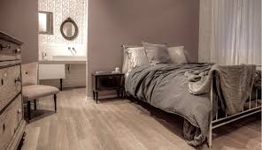 Lenzuola e cuscini a pois e floreali, in variazione rosa antico, la struttura del letto color verde petrolio, ancora meglio se abbinate a un pavimento rivestito da cementine di recupero con scendiletto a contrasto dai pattern. Colori Ideali Per La Camera Da Letto Glamcasamagazine