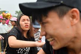 Gái làng chạy tán loạn trong lễ hội ném cà chua ở Thanh Hoá