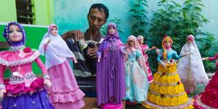Tersedia harga satuan dan per tigaan. Tampil Beda Kerajinan Boneka Barbie Berhijab Asal Solo Merdeka Com