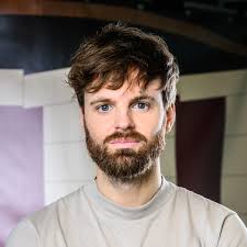 Man met vuurwapen dreigt Tim Hofman te doden in BNNVARA-gebouw