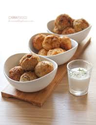 I tipi di cottura (in umido, fritte o al forno) anche.e nel caso di una frittura o una cottura al forno, accompagnarle a una crema o una salsina è sempre una buona idea. Tris Di Polpette Di Mare