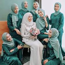 Hijau lumut, kuning,hitam, pink, biru gelap, ungu cair, putih, hijau cair, hijau pekat. 29 Baju Bridesmaid Menarik Inspirasi Tema Warna Trending