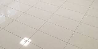 Kleinformatige helle fliesen raumhoch verlegt und dann dunkel verfugt werden. Kellerbodensanierung Mit Hellen Quarzit Steinen