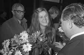 Lenny kuhr is geboren op 22 februari 1950 te eindhoven. Datei Lenny Kuhr Arriveert Op Schiphol Na Op Het Eurovisie Songfestival Met Drie Ande Bestanddeelnr 922 2484 Jpg Wikipedia