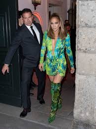 It's similar to the iconic versace dress she wore to the 2000 grammy awards. Jennifer Lopez And Her Iconic Green Dress Is All The Internet Can Talk About Right Now