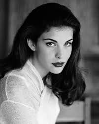 In the 90's I was obsessed with Liv Tyler. She was/is incredibly beautiful  😍!! I would have done anything to be as gorgeous as her. I even started  wearing the liquid eyeliner
