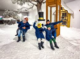 Familia brincando na neve do Alles Park em Pomerode